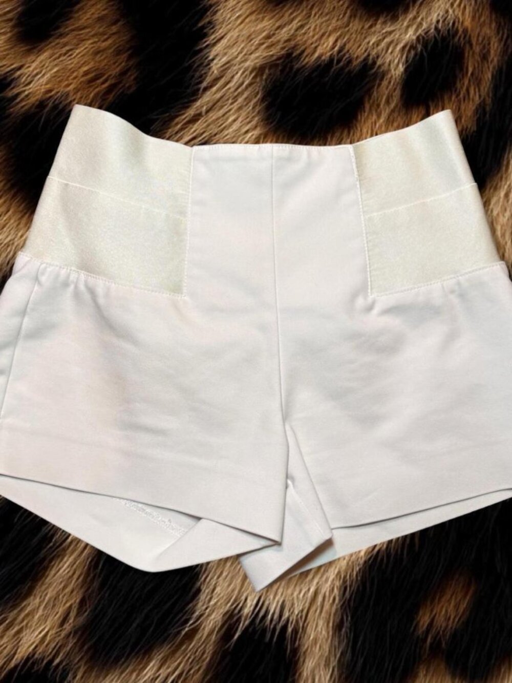 Y2K Guess hwhite shorts with zipper detail - Picture 2 of 5